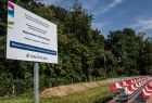widok na nowe trybuny obiektu sportowe. eleganckie plastikowe krzesełka.