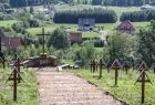 widok na drewniane krzyże cmentarne w wizytowanej miejscowości