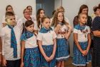 widok na dzieci w strojach regionalnych, barwne niebieskie spódnice 