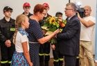 Marszałek Witold Kozłowski otrzymuje kwiaty od delegacji wizytowanej gminy