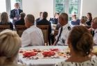 Marszałek Witold Kozłowski przemawia na remizie do zebranych strażaków