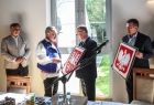 Marszałek Witold Kozłowski przekazuje godła Małopolski i Polski