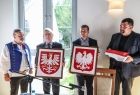 Marszałek Witold Kozłowski przekazuje godła Małopolski i Polski