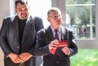 Marszałek Witold Kozłowski przekazuje przypinki z godłem Małopolski