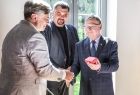 Marszałek Witold Kozłowski przekazuje przypinki z godłem Małopolski