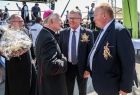 widok na rozmawiających Marszałka Witolda Kozłowskiego z arcybiskupem Markiem Jędraszewskim w towarzystwie kilku kilku innych osób
