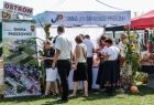widok na ludzi - publiczność oraz na jedno ze stoisk w tym wypadku gminę Jerzmanowice