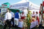 widok na ludzi - publiczność oraz na jedno ze stoisk w tym wypadku gminę Jerzmanowice