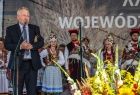 Dożynki Wojewódzkie, jedna z zaproszonych osób wygłasza zamówienie na scenie plenerowej