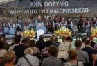 Dożynki Wojewódzkie, jedna z zaproszonych osób wygłasza zamówienie na scenie plenerowej