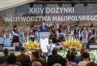 Dożynki Wojewódzkie, jedna z zaproszonych osób wygłasza zamówienie na scenie plenerowej