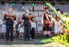 Marszałek Witold Kozłowski na scenie trzyma symboliczne dane i przemawia do publiczności.