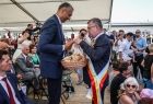 Marszałek Witold Kozłowski częstuje chlebem wicemarszałka senatu Marka Pęka