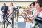 część artystyczna dożynek wojewódzkich na scenie zespół muzyczny, panie w strojach regionalnych śpiewają po lewej stronie stoi minister Andrzej Adamczyk