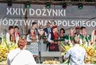 scena dożynek podhalańskich a niej kilkanaście osób w strojach regionalnych z różnych części Małopolski oraz wicemarszałek senatu Marek Pęk