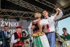 Tańcząca para na pierwszym planie - jeden z zaproszonych gości oraz kobieta w stroju regionalnym. W tle wicemarszałek senatu Marek Pek