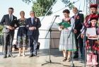 Występ zespołu regionalnego na scenie dożynek. Po lewej stronie marszałkowie: Łukasz Smółka, Iwona Gibas i Józef Gawron