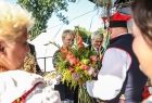 Iwona Gibas i Józef Gawron od osób w strojach regionalnych otrzymują bukiet ziół oraz zbóż
