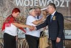 Marszałek Witold Kozłowski podaje rękę kobiecie w tybetce i przekazuje symbolicznie nagrodę pienieżną