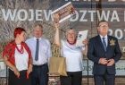 na scenie po prawie marszałek Witold Kozłowski po jego lewej stronie laureaci nagrody prezentujący ją zebranej publiczności