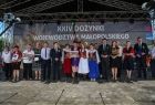 Uczestnicy dożynek Małopolskich pozują na scenie do pamiątkowego zdjęcia wśród nich członkowie Zarządu Województwa Małopolskiego m.in Marszałek Witold Kozłowski i Łukasz Smółka
