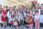 zespół folklorystyczny w strojach regionalnych pozuje do zdjęć