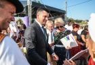 Marszałek Łukasz Smółka i Iwona Gibas w otoczeniu uczestników Dożynek Wojewódzkich