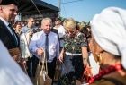 Marszałek Łukasz Smółka i Iwona Gibas w otoczeniu uczestników Dożynek Wojewódzkich