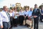 Marszałek Łukasz Smółka w otoczeniu uczestników Dożynek Wojewódzkich prezentujących zdobyte nagrody od Marszała