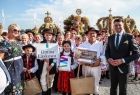 Marszałek Łukasz Smółka w otoczeniu uczestników Dożynek Wojewódzkich prezentujących zdobyte nagrody od Marszałka