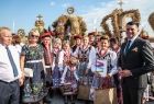 Marszałek Łukasz Smółka w otoczeniu uczestników Dożynek Wojewódzkich prezentujących zdobyte nagrody od Marszała