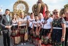 Marszałek Łukasz Smółka i marszałek Iwona Gibas w otoczeniu uczestników Dożynek Wojewódzkich prezentujących zdobyte nagrody od Marszała