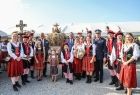 zespół regionalny w strojach ludowych oraz inni uczestnicy Dożynek Małopolskich pozujący do zdjęć