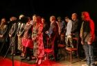 widok na scenę Teatru zakopiańskiego Witkacy. Stoją na niej tuż przed występem wokalnym aktorzy zespołu teatralnegi