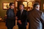 atelier Teatry Witkacy, widać grupkę osób Marszałek Małopolski rozmawia z dyrektorem teatru Andrzejem Dziukiem