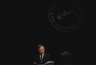 Marszałek Małopolski Witold Kozłowski na tle loga Teatru Witkacy podpisuje umowę na fundusze na placówki kulturalnej