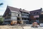 Widok na plac budowy, remont i przebudowę Domu Podhalańskiego w Ludźmierzu