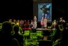 widok na scenę zakopiańskiego Teatru Witkacy - aktorzy w czasie występu wokalnego 