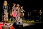widok na scenę zakopiańskiego Teatru Witkacy - aktorzy w czasie występu wokalnego - zbliżenie na aktorów 