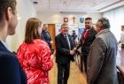 Marszałek Małopolski Witold Kozłowski przed podpisaniem umowy wita się z obecnymi na sali obrad dziennikarzami