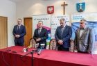 widok na salę obrad miasta Zakopane. stoją od lewej Tomasz Filar wiceburmistrz Zakopanego, Marszałek Witold Kozłowski, Leszek Dorula burmistrz Zakopanego Jan Piczura wiceprzewodniczący Sejmiku