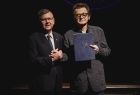 Zbliżenie - od lewej Marszałek Małopolski Witold Kozłowski oraz Andrzej Dziuk dyrektor zakopiańskiego teatru zaraz po podpisaniu umowy