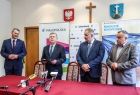 przed podpisaniem umowy stoją od lewej Tomasz Filar wiceburmistrz Zakopanego, Marszałek Witold Kozłowski, Leszek Dorula burmistrz Zakopanego Jan Piczura wiceprzewodniczący Sejmiku