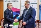 na tle banerów z logo Małopolski i miasta Zakopane podają sobie ręce Marszałek Małopolski Witold Kozłowski oraz burmistrz Zakopanego Leszek Dorula