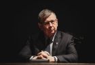 siedzący na ciemnym tle Marszałek Małopolski Witold Kozłowski 