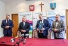 przed podpisaniem umowy stoją od lewej Tomasz Filar wiceburmistrz Zakopanego, Marszałek Witold Kozłowski, Leszek Dorula burmistrz Zakopanego Jan Piczura wiceprzewodniczący Sejmiku