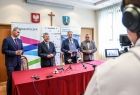 przed podpisaniem umowy stoją od lewej Tomasz Filar wiceburmistrz Zakopanego, Marszałek Witold Kozłowski, Leszek Dorula burmistrz Zakopanego Jan Piczura wiceprzewodniczący Sejmiku