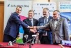 Na tle banerów podają sobie ręce po podpisaniu umowy: Tomasz Filar wiceburmistrz Zakopanego, Marszałek Witold Kozłowski, Leszek Dorula burmistrz Zakopanego Jan Piczura wiceprzewodniczący Sejmiku
