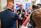 Marszałek Małopolski Witold Kozłowski udziela wywiadu dla telewizji i radia obecnych na podpisaniu umowy