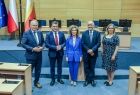 Przedstawiciele władz samorządowych z Małopolski i Turyngii pozują wspólnie do zdjęcia w sali sejmiku województwa małopolskiego. 